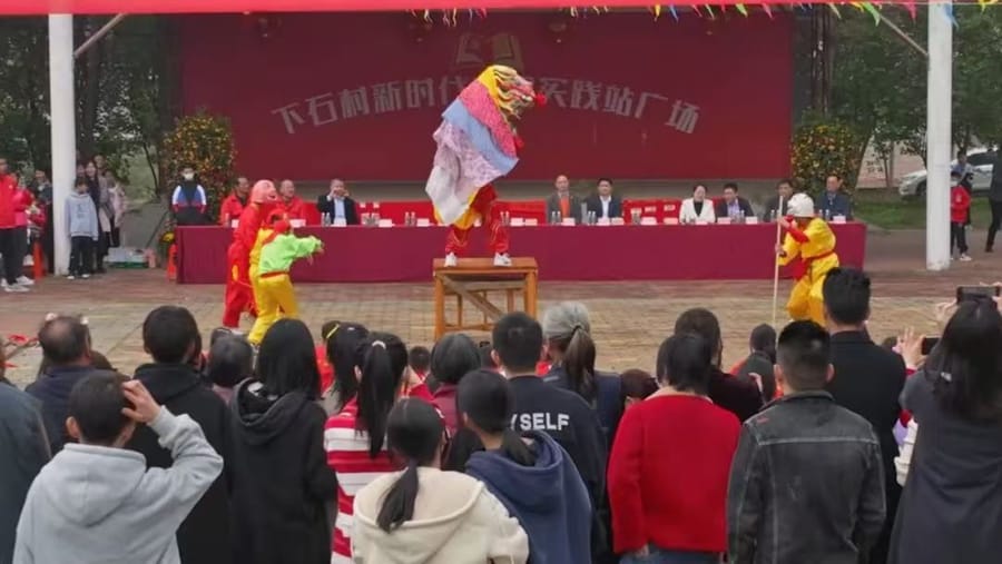下石金狮表演现场