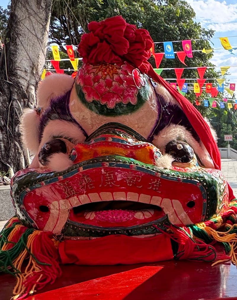 下石金狮狮头造型